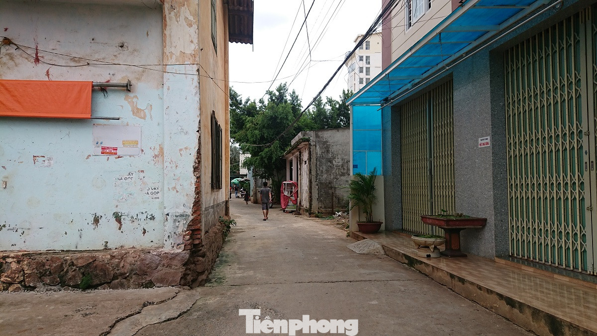 Đắk Lắk: Nhiều tuyến phố bị phong tỏa, khử khuẩn để phòng chống COVID-19 ảnh 10