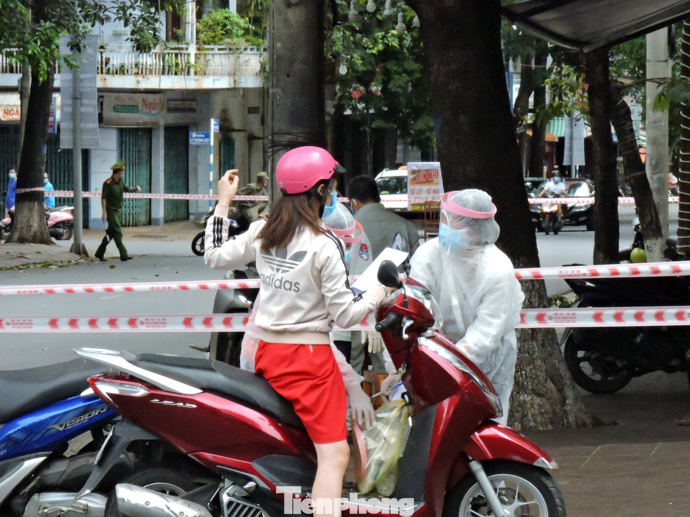 Đắk Lắk: Nhiều tuyến phố bị phong tỏa, khử khuẩn để phòng chống COVID-19 ảnh 4