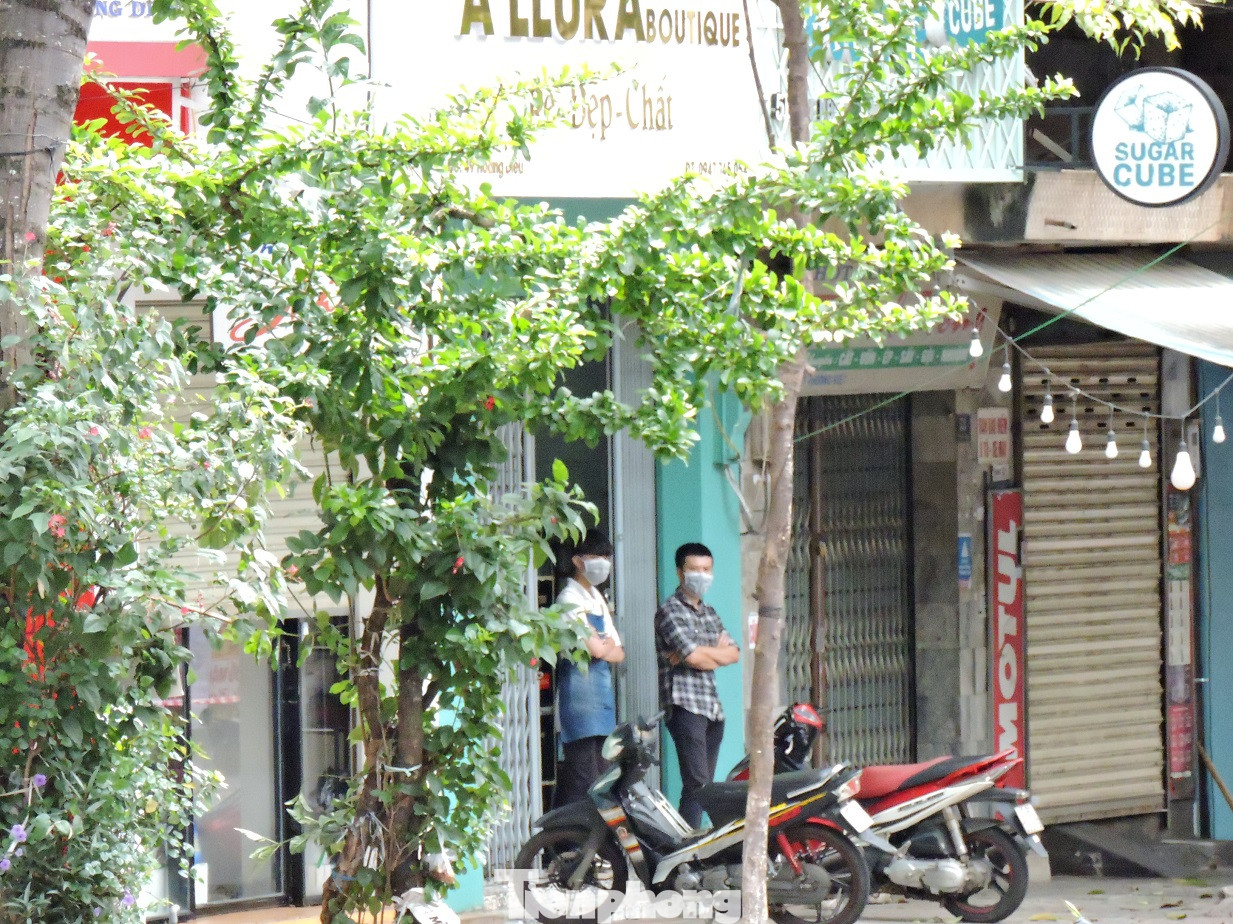 Đắk Lắk: Nhiều tuyến phố bị phong tỏa, khử khuẩn để phòng chống COVID-19 ảnh 2