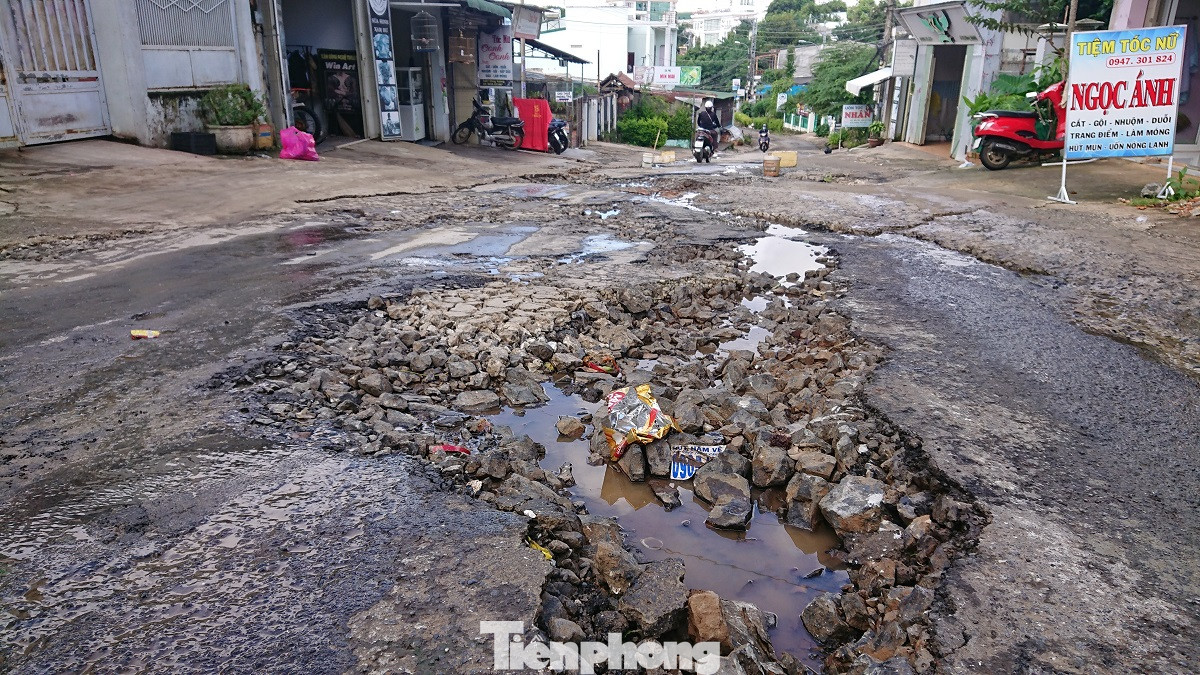 Đánh cược mạng sống trên những con đường dày đặc ‘ổ voi’ ảnh 6