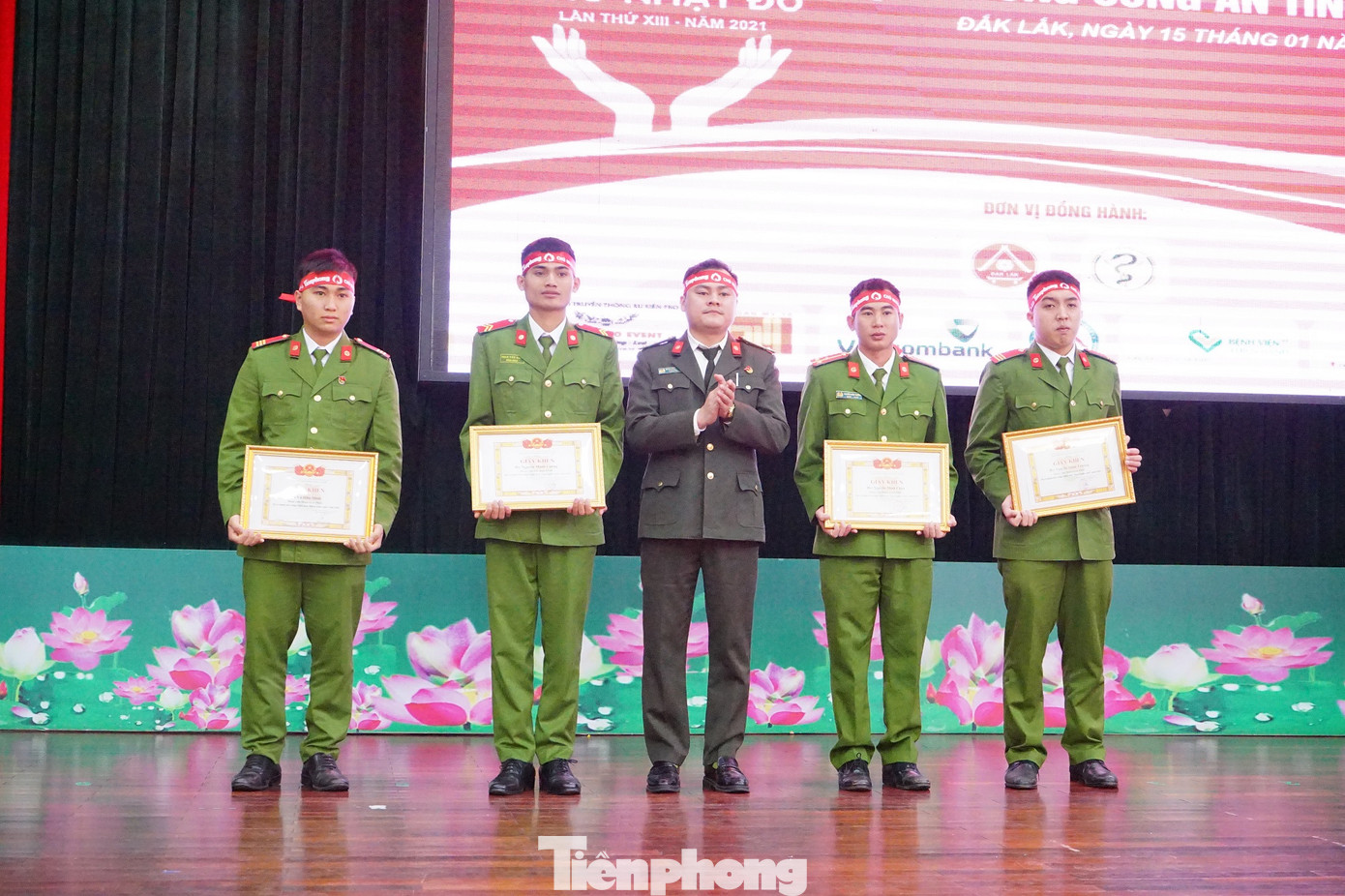 Chủ nhật Đỏ tại Công an tỉnh Đắk Lắk: Nhà tu hành, người dân vào hiến máu ảnh 20