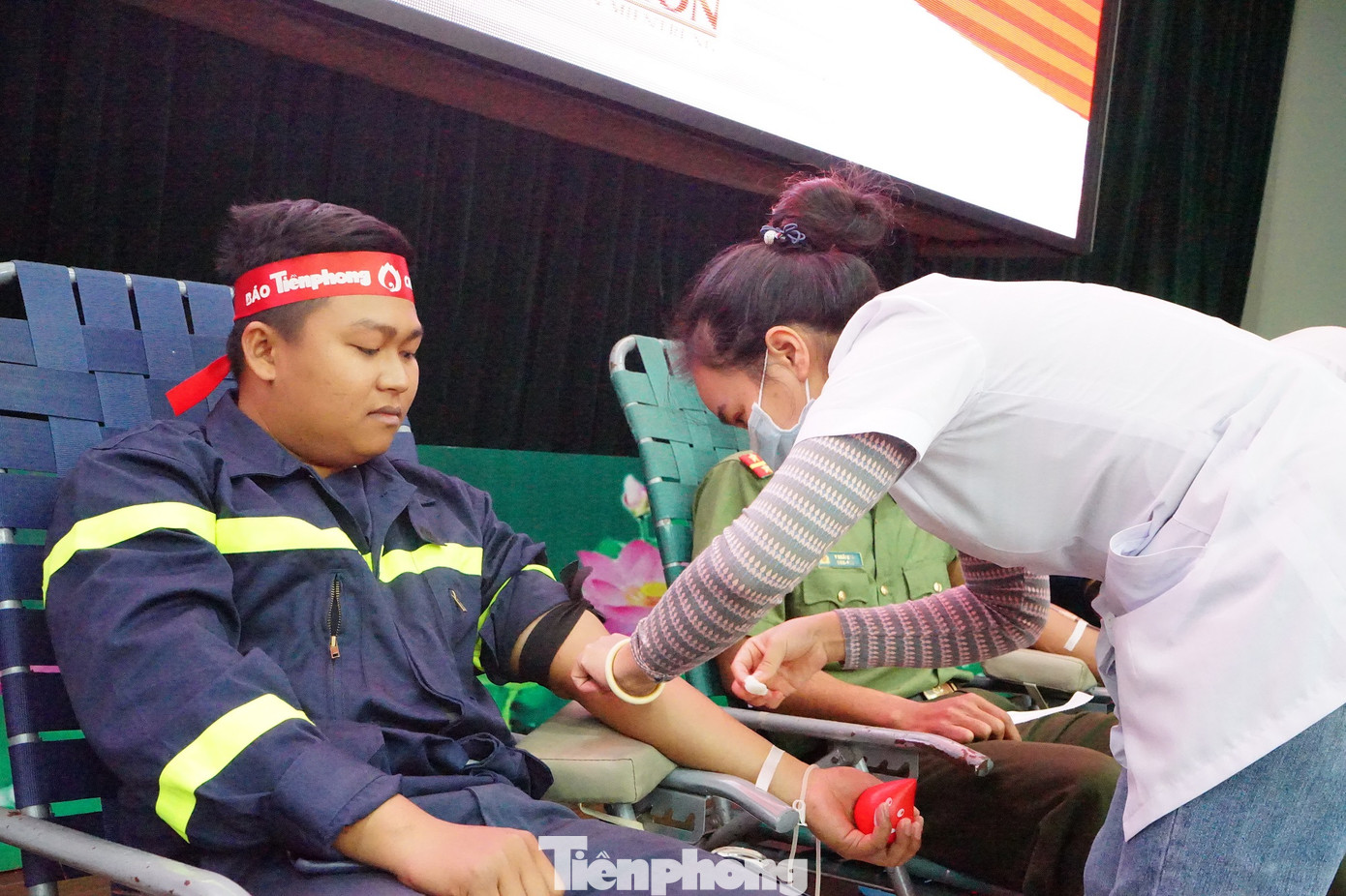 Chủ nhật Đỏ tại Công an tỉnh Đắk Lắk: Nhà tu hành, người dân vào hiến máu ảnh 16