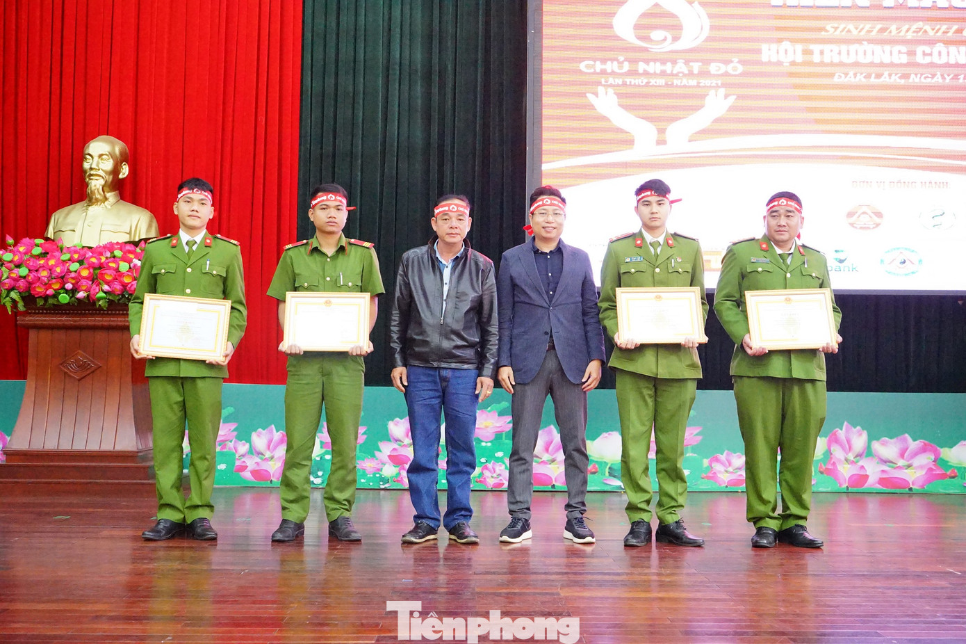 Chủ nhật Đỏ tại Công an tỉnh Đắk Lắk: Nhà tu hành, người dân vào hiến máu ảnh 19 Chủ nhật Đỏ tại Công an tỉnh Đắk Lắk: Nhà tu hành, người dân vào hiến máu ảnh 19