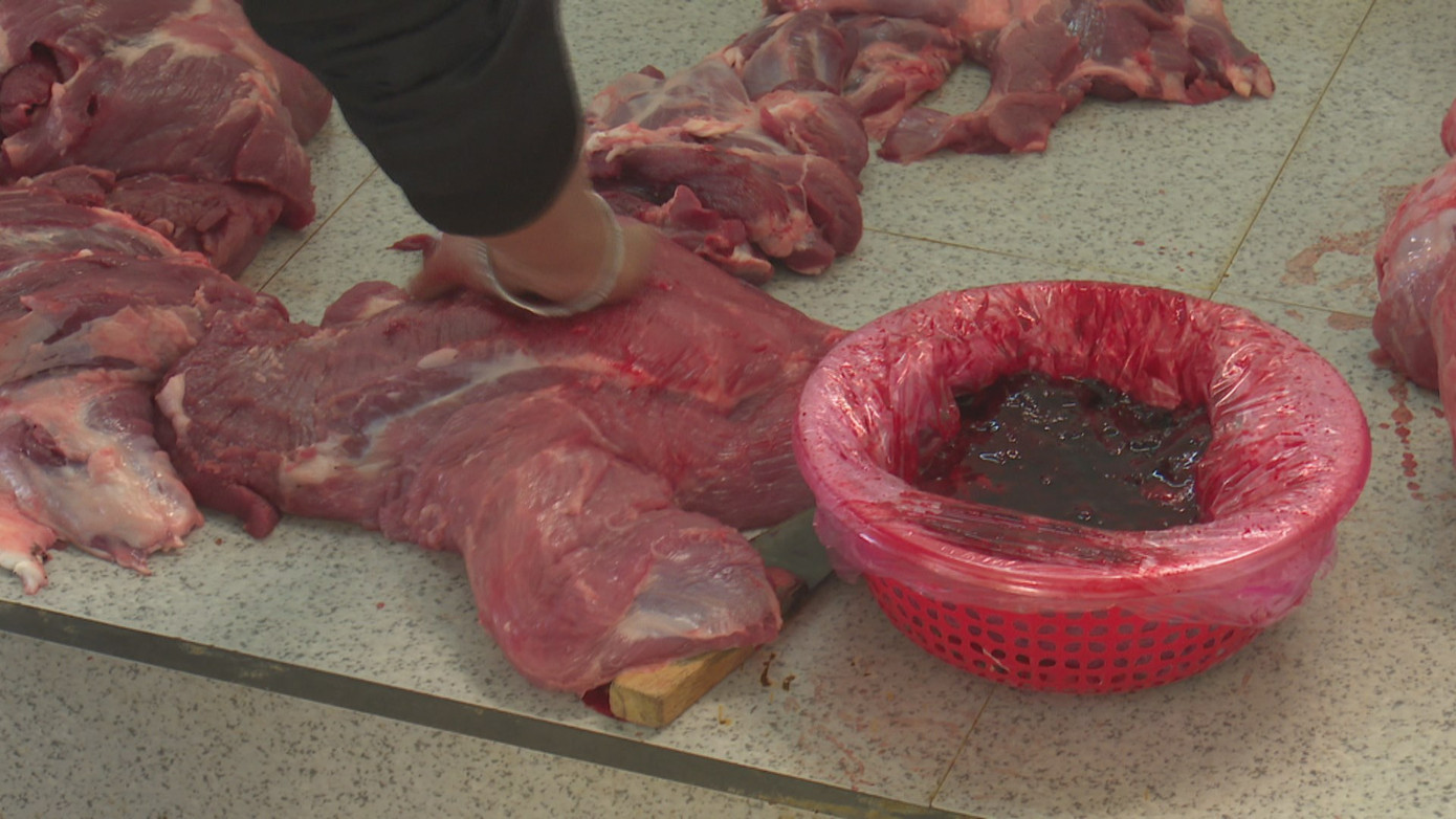 Kinh hãi cơ sở 'hô biến' thịt heo nái thành thịt bò ảnh 1