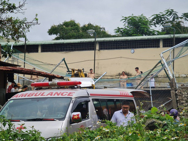 Sạt bờ kè tại trụ sở CSGT, một công nhân bị đất đá vùi lấp ảnh 1