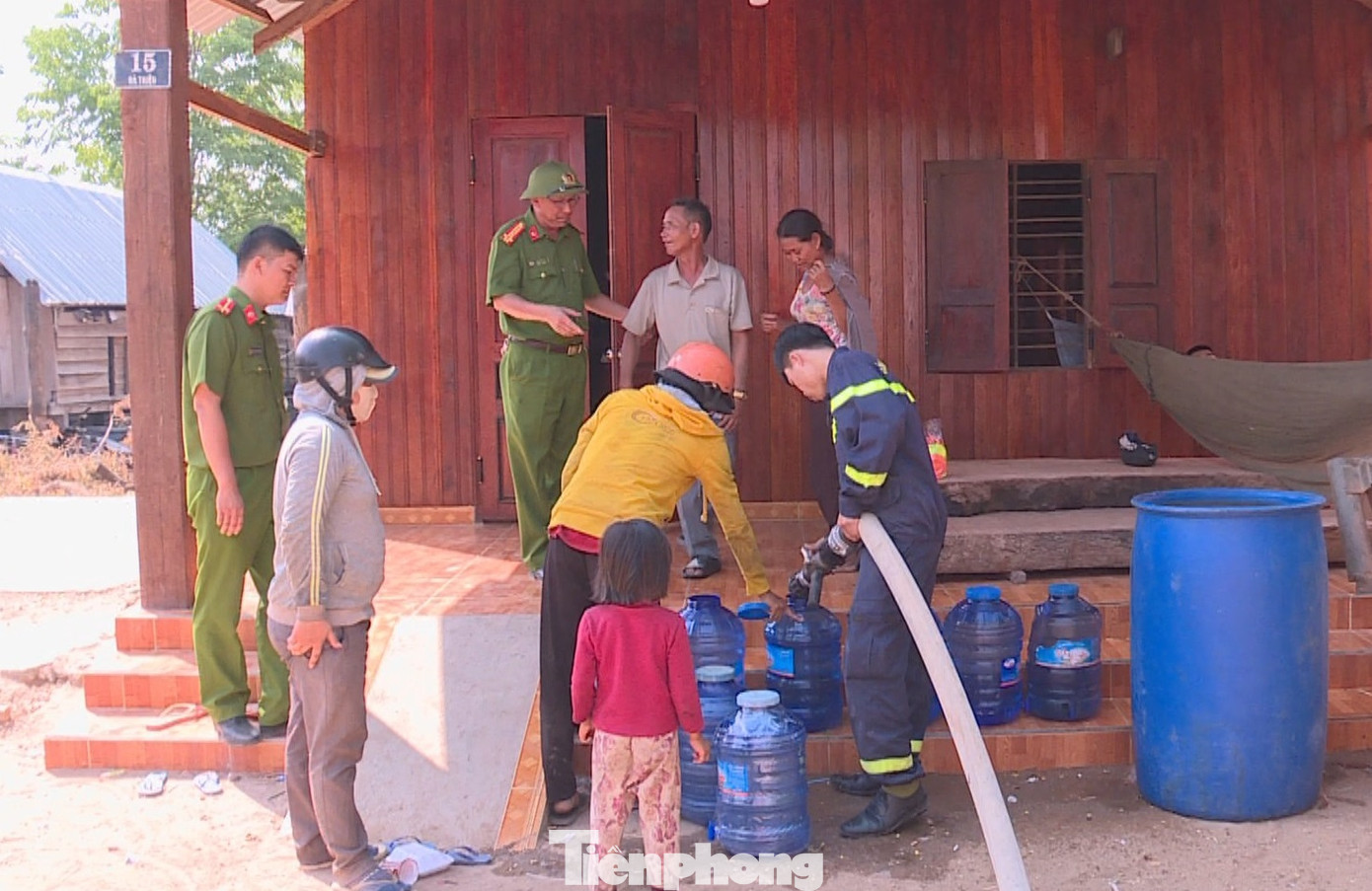 Mang hơn 24.000 lít nước sạch đến với người dân vùng biên giới ảnh 2