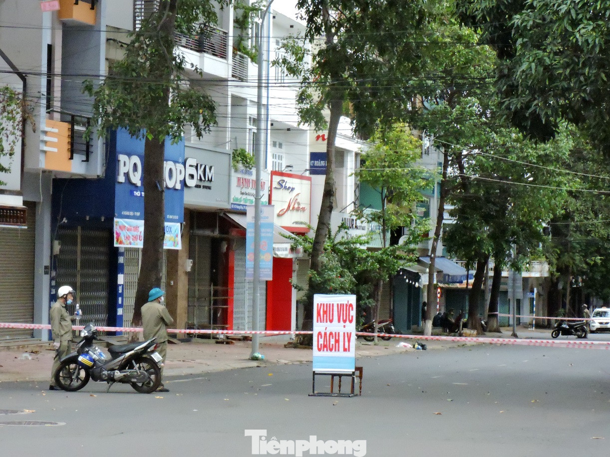 Đắk Lắk: Nhiều tuyến phố bị phong tỏa, khử khuẩn để phòng chống COVID-19 ảnh 6