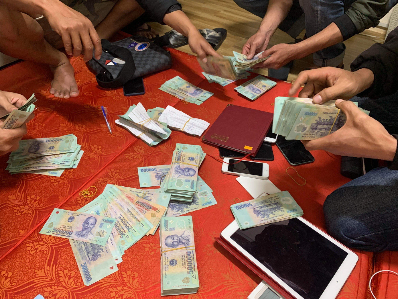 Triệt phá đường dây cá độ và số đề giao dịch gần 10 tỉ đồng mỗi tháng ảnh 1