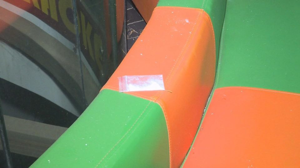 Quán karaoke bên ngoài đóng cửa, bên trong 43 thanh niên sử dụng ma túy ảnh 1