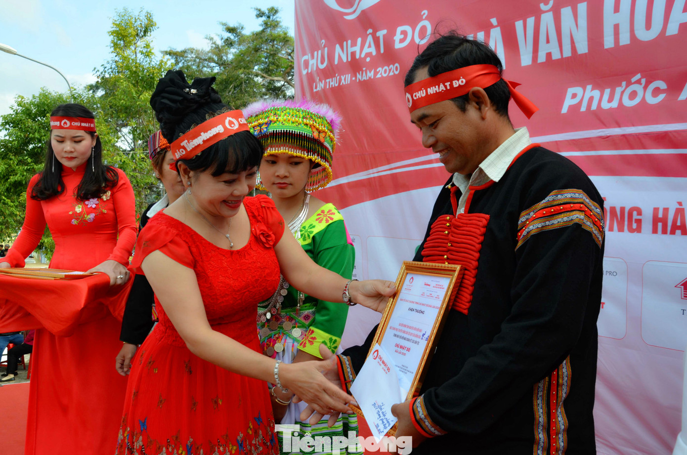 Rực rỡ sắc màu các dân tộc tại ngày hội Chủ nhật Đỏ huyện Krông Pắk ảnh 2