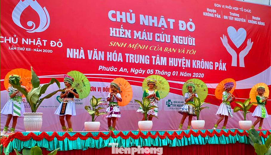 Rực rỡ sắc màu các dân tộc tại ngày hội Chủ nhật Đỏ huyện Krông Pắk ảnh 4