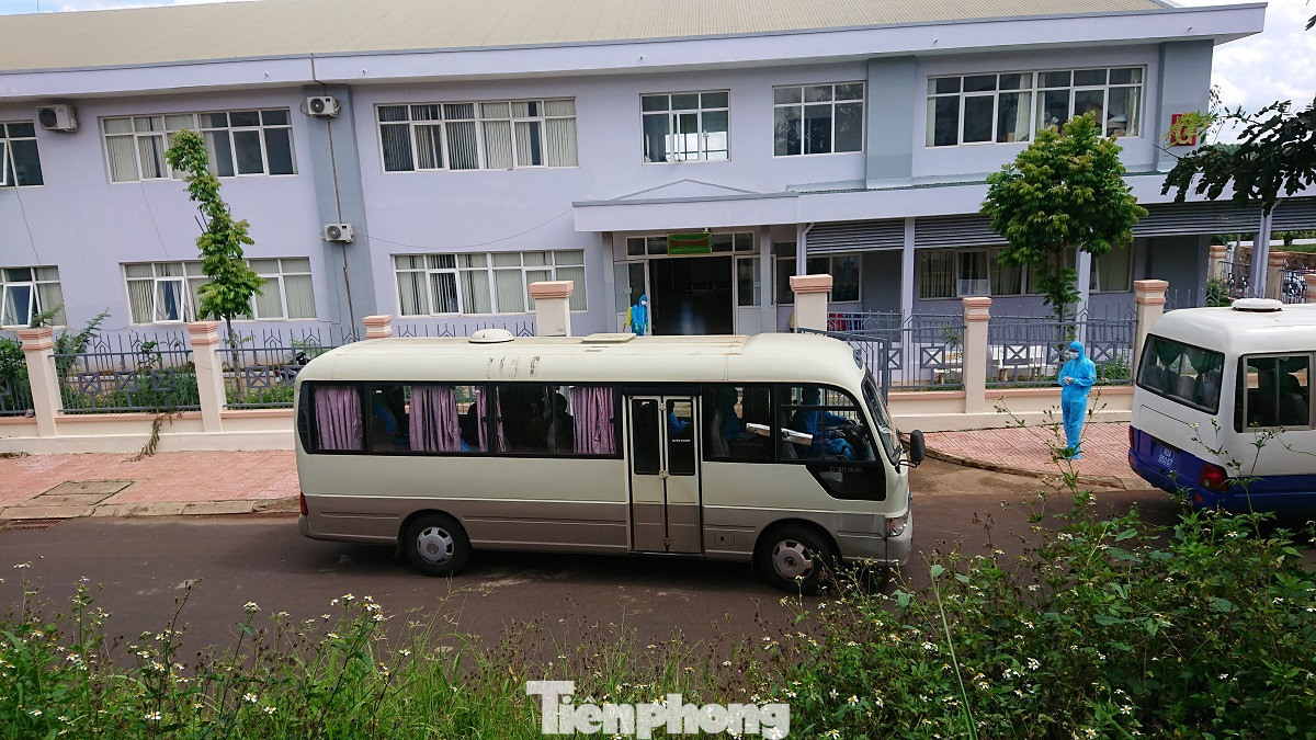 Đắk Lắk: Ca mắc COVID-19 và người nghi ngờ được chuyển đến nơi cách ly mới ảnh 5
