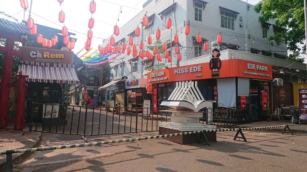 Đường phố miền Tây vắng vẻ trong ngày đầu cách ly toàn xã hội ảnh 12