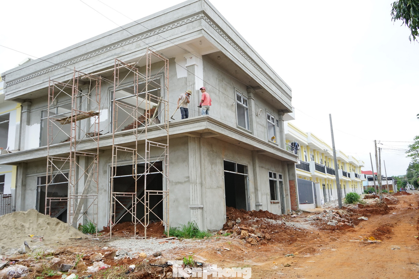 Kỳ lạ 36 căn nhà bỗng dưng 'mọc' lên giữa phố ảnh 3