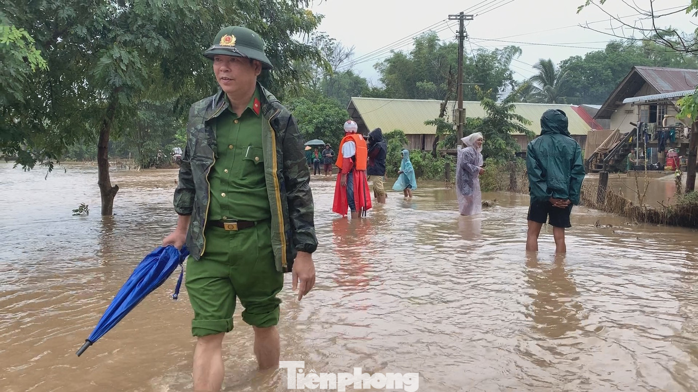 Công an đưa ca nô đi phát mì tôm cứu dân vùng ngập lụt Đắk Lắk ảnh 5