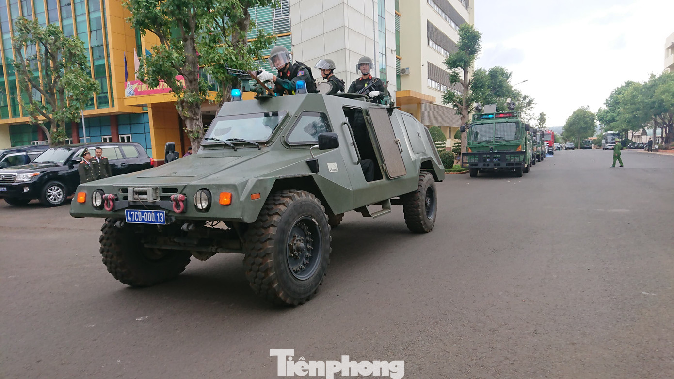 Đội nữ cảnh sát cơ động xinh đẹp ra quân trấn áp tội phạm dịp cuối năm ảnh 8