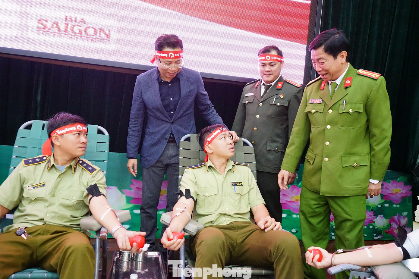 Chủ nhật Đỏ tại Công an tỉnh Đắk Lắk: Nhà tu hành, người dân vào hiến máu ảnh 6