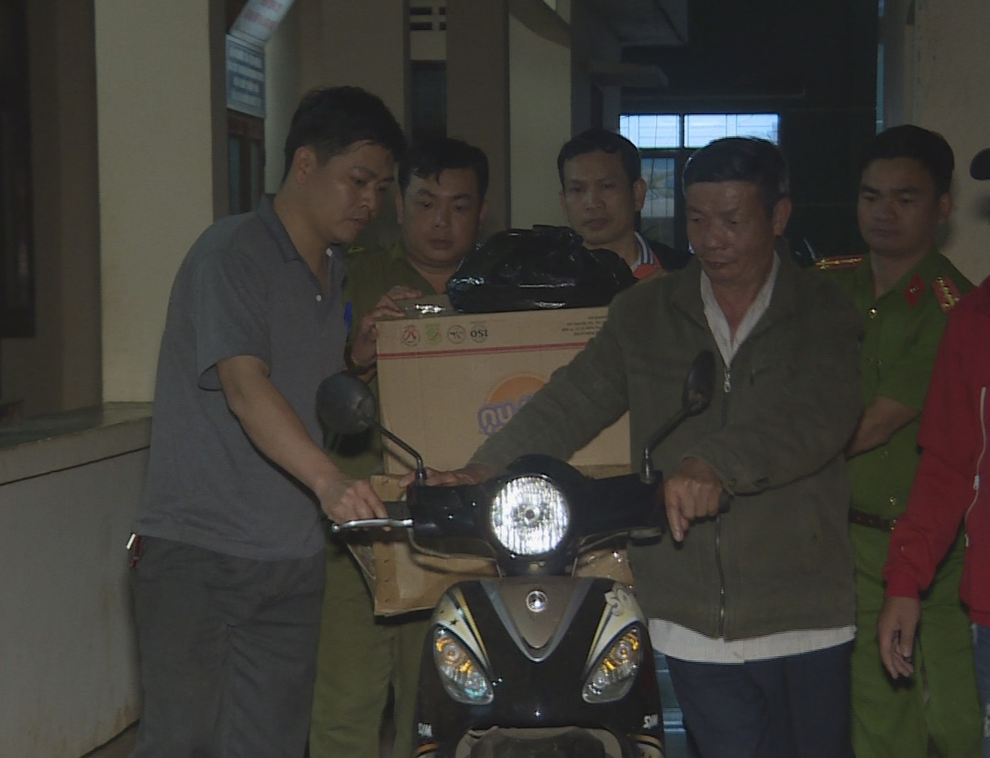 Bắt quả tang người đàn ông vận chuyển trái phép nửa tạ thuốc nổ ảnh 1