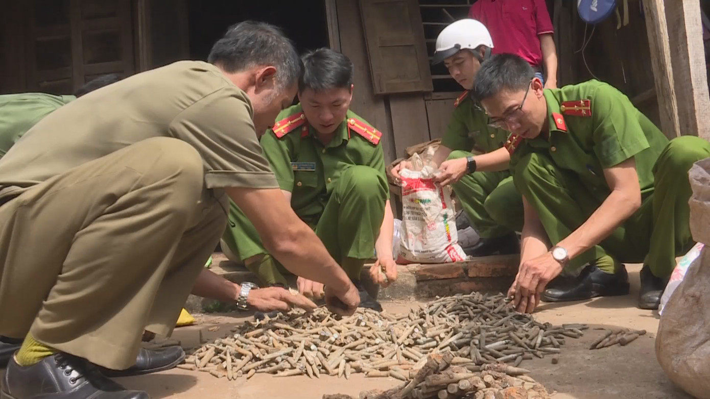 Khởi tố người đàn ông chuyên tháo gỡ bom mìn để bán thuốc nổ ảnh 1