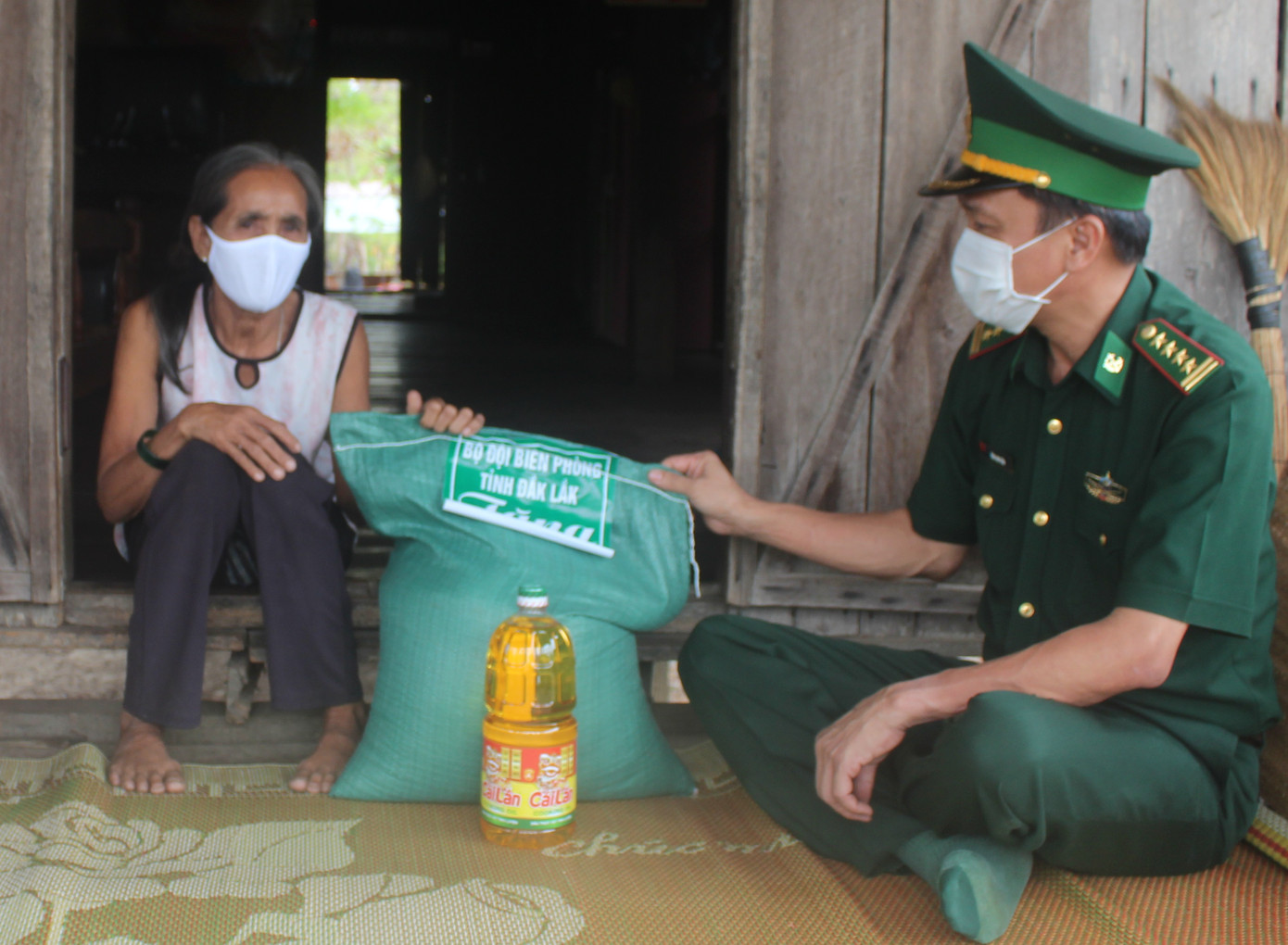 Đắk Lắk: Ủng hộ tiền, thực phẩm thiết yếu cho dân ảnh 1