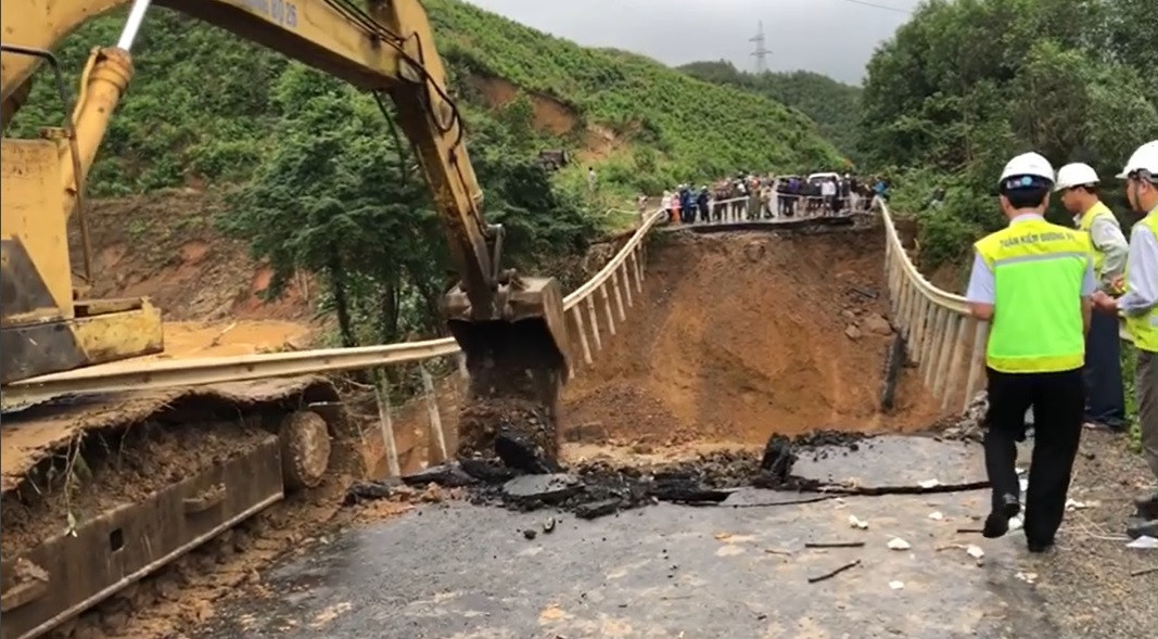 Đắk Lắk: Hàng trăm hộ dân bị cô lập, khắc phục QL26 'đứt làm đôi' ảnh 1