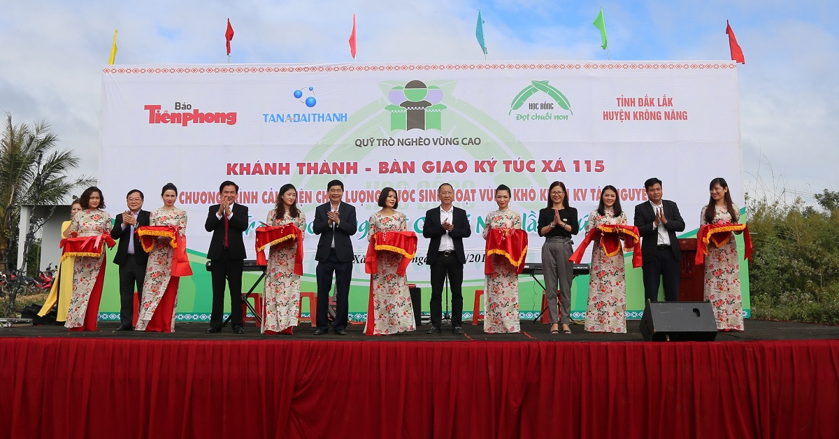 Hoa hậu Tiểu Vy, Á hậu Thúy An thân thiện giao lưu với trẻ em Ea Dah ảnh 1