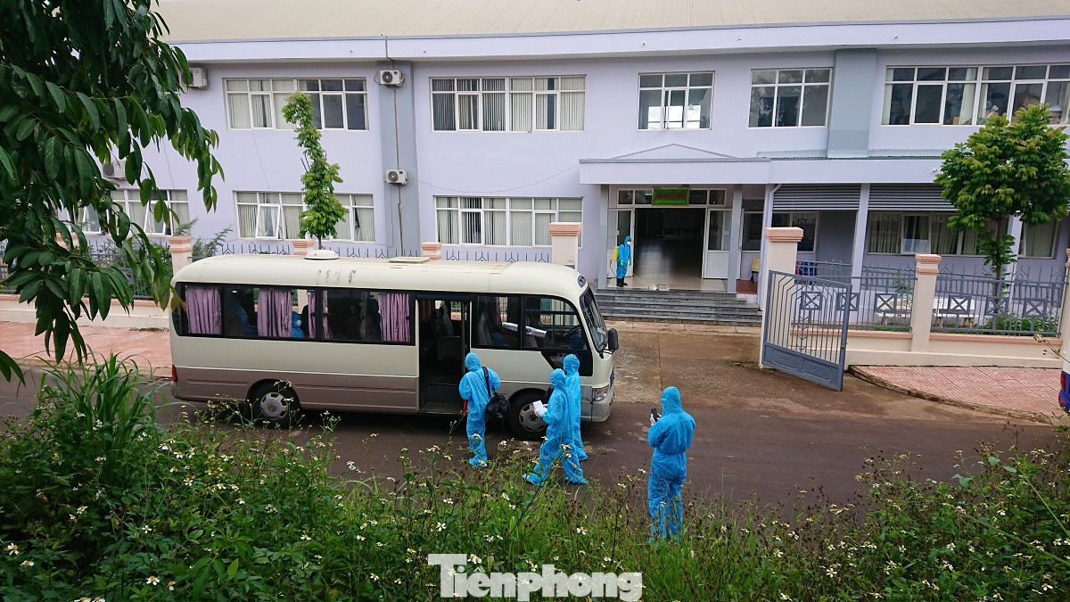 Đắk Lắk: Ca mắc COVID-19 và người nghi ngờ được chuyển đến nơi cách ly mới ảnh 2
