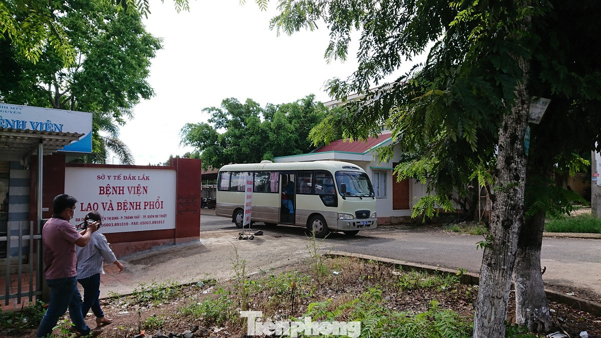 Đắk Lắk: Ca mắc COVID-19 và người nghi ngờ được chuyển đến nơi cách ly mới ảnh 8