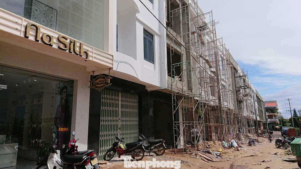 Ngang nhiên xẻ đất 'vàng' xây nhà bán trái phép ảnh 1