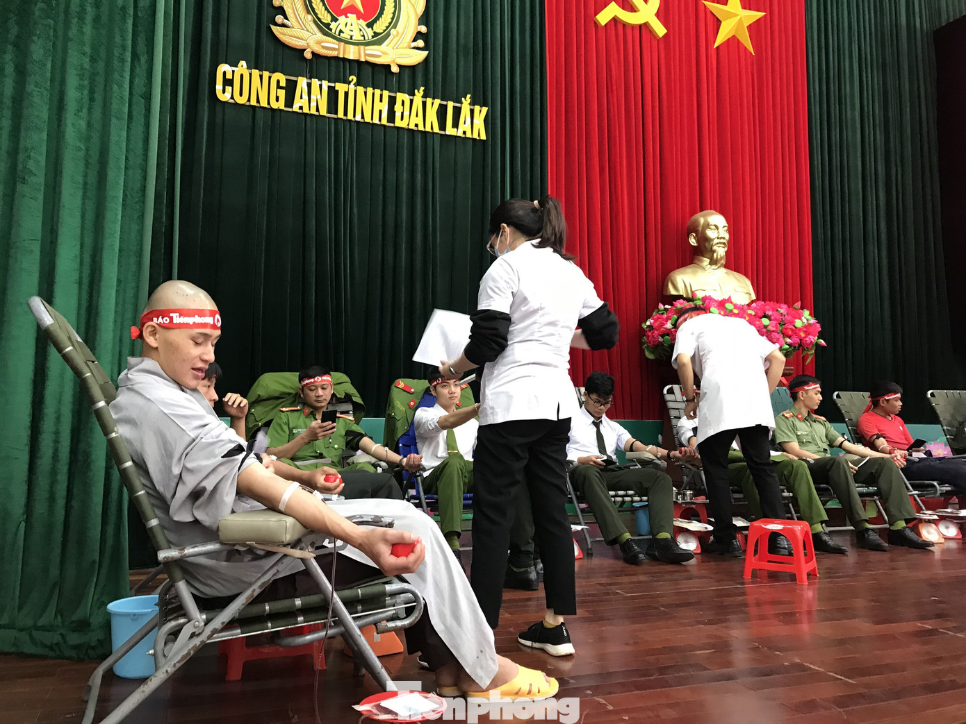 Chủ nhật Đỏ tại Công an tỉnh Đắk Lắk: Nhà tu hành, người dân vào hiến máu ảnh 5