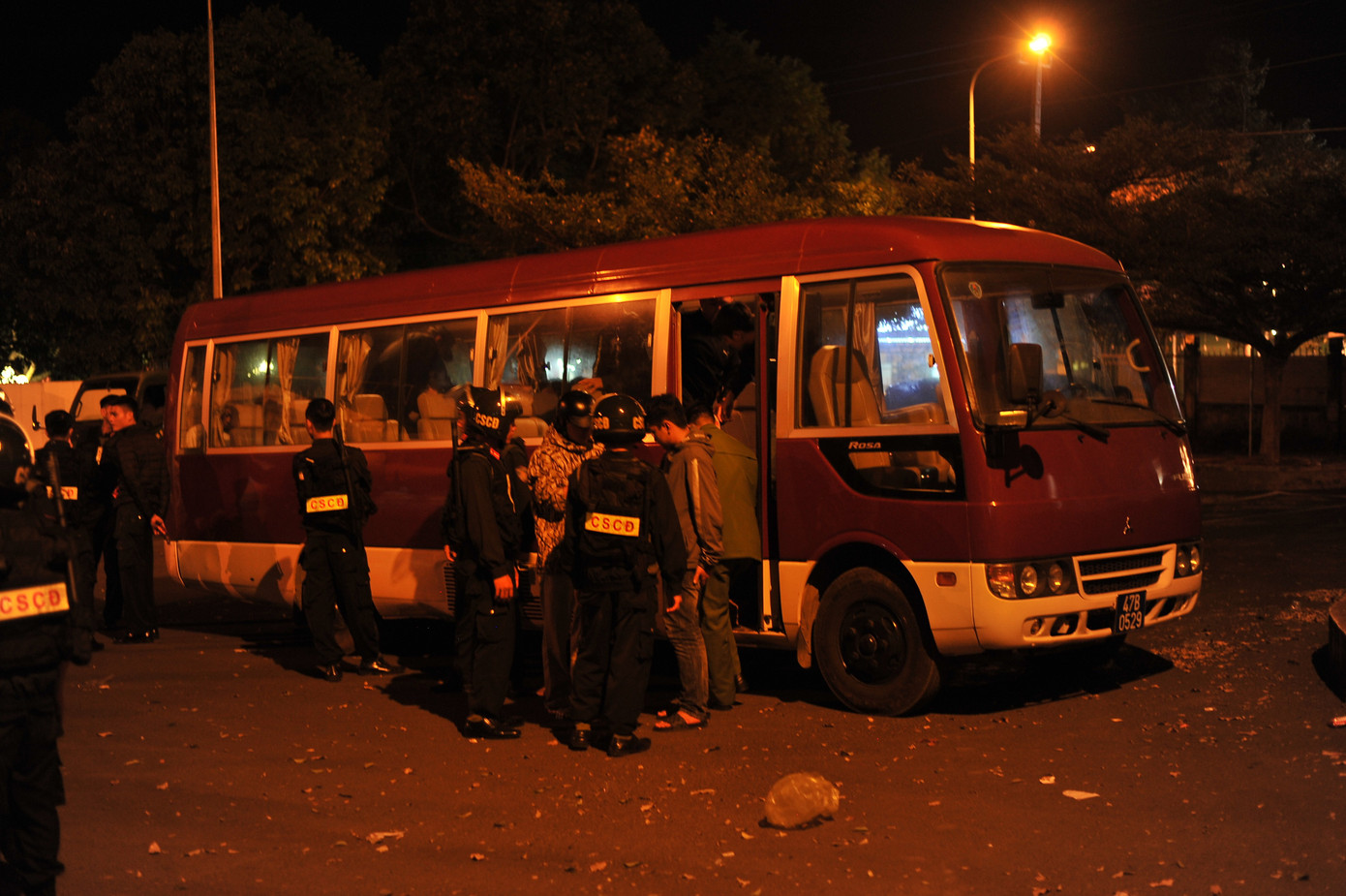 Hàng chục học sinh 2 trường mang hung khí hẹn nhau hỗn chiến trong đêm ảnh 2