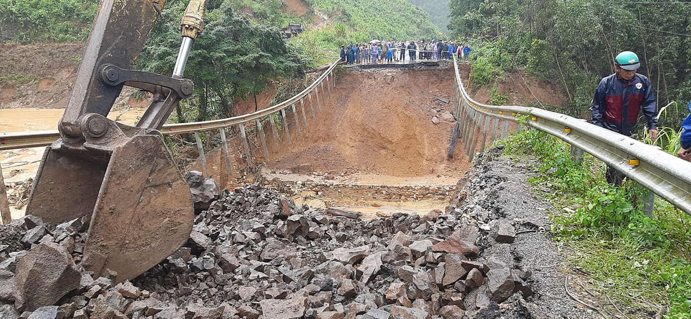 Quốc lộ 'đứt làm đôi', dân băng rừng, lội suối đi làm ảnh 5