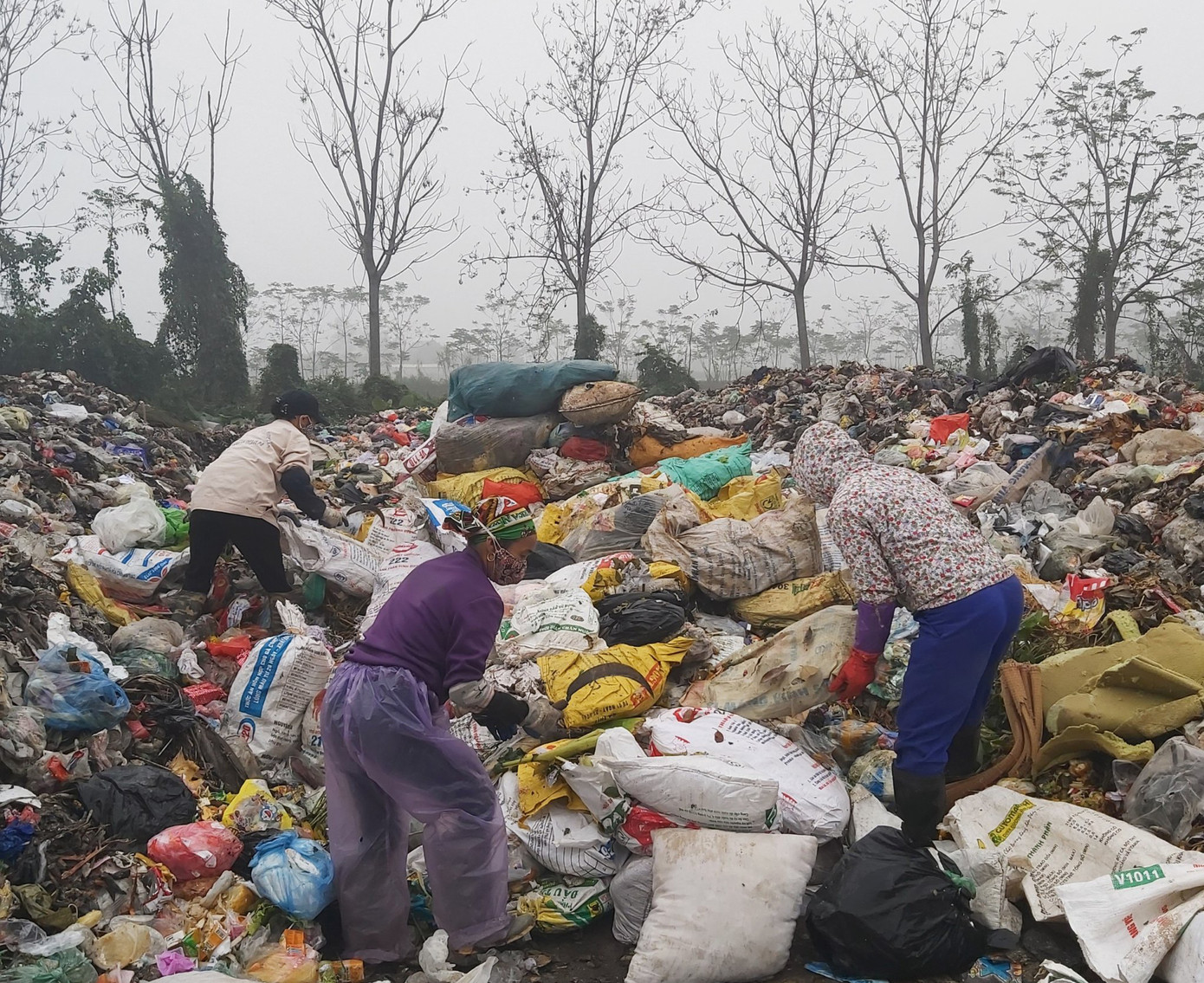 Bãi rác ô nhiễm ngoại thành Hà Nội: Chưa chuyển vì thiếu tiền? ảnh 1