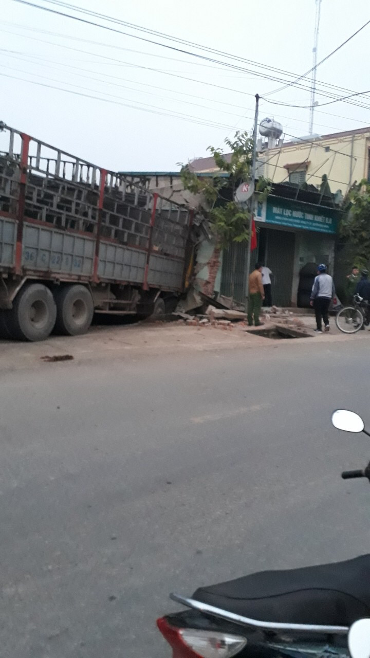 Kinh hoàng xe tải mất lái tông xuyên 2 nhà dân ảnh 3