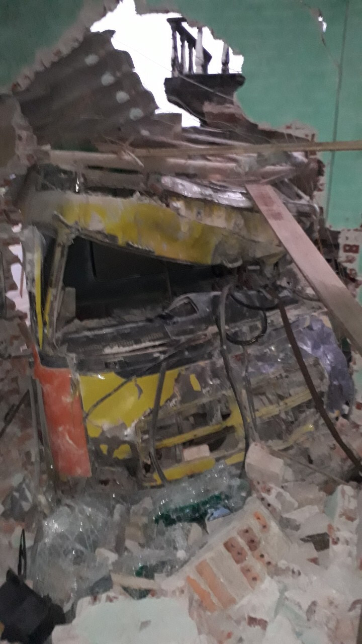 Kinh hoàng xe tải mất lái tông xuyên 2 nhà dân ảnh 1