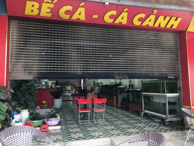 Tưới xăng vào cửa cuốn nhà dân rồi châm lửa đốt ảnh 2