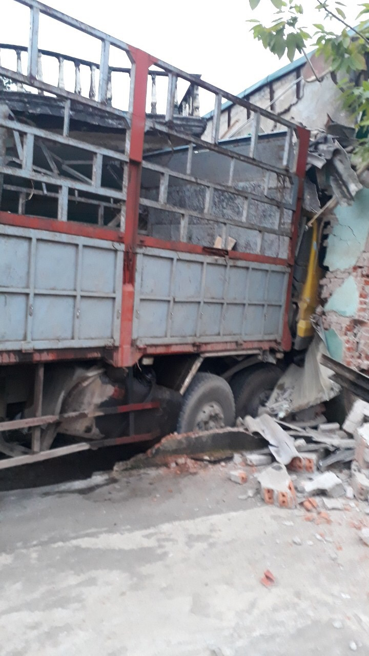 Kinh hoàng xe tải mất lái tông xuyên 2 nhà dân ảnh 2