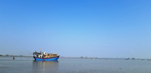 Cứu 7 ngư dân bị chìm tàu ảnh 1