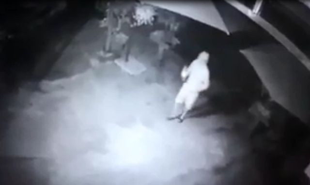 Tưới xăng vào cửa cuốn nhà dân rồi châm lửa đốt ảnh 1