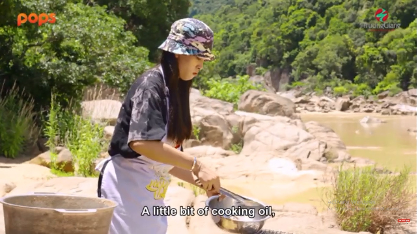 Dùng bữa cùng Trường Giang, Hoa hậu Tiểu Vy ‘cơm chan nước mắt’ ảnh 2