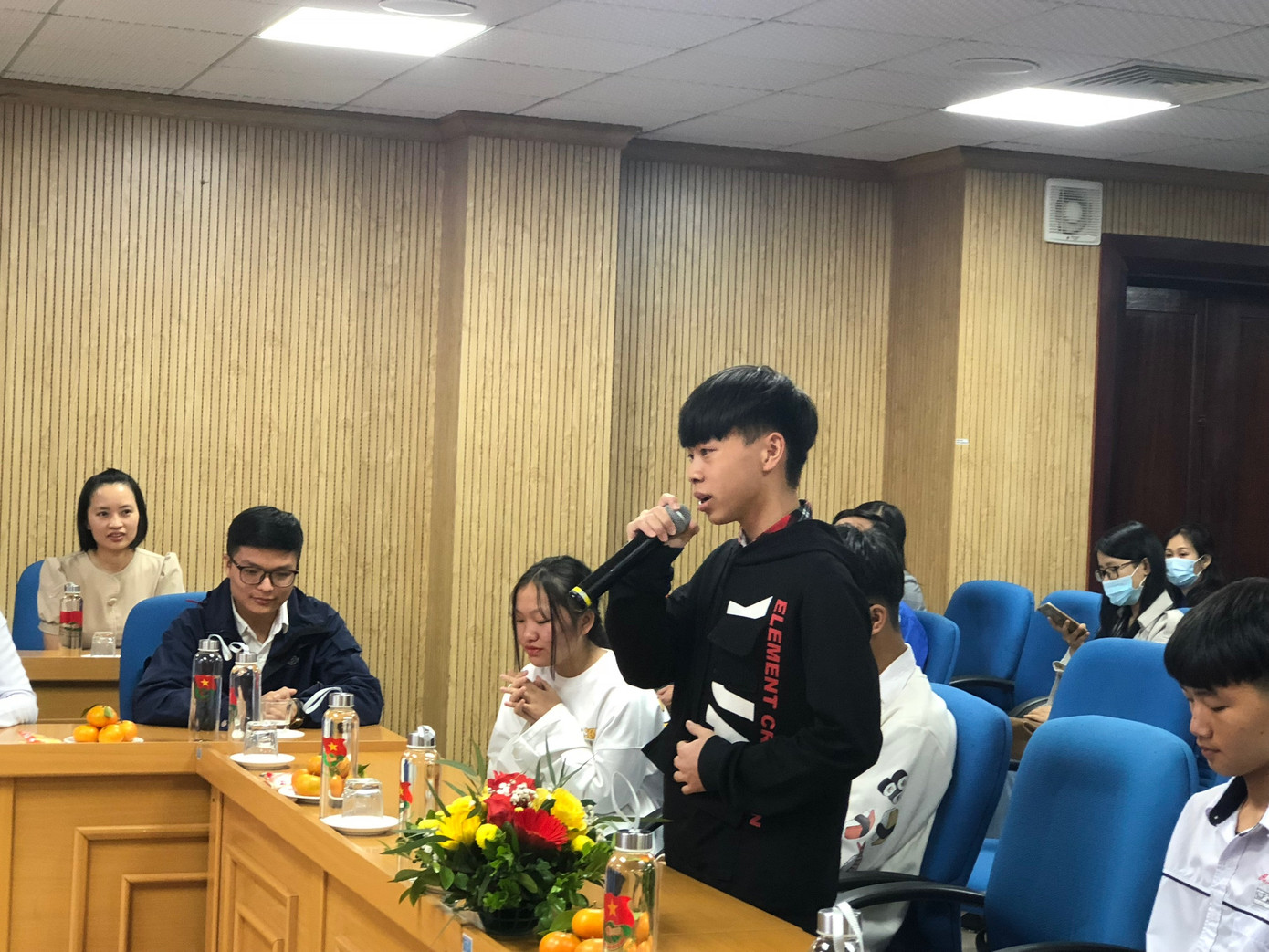 Mỗi đại biểu vẽ lên bức tranh rất đẹp trong vườn hoa yêu nước ảnh 2