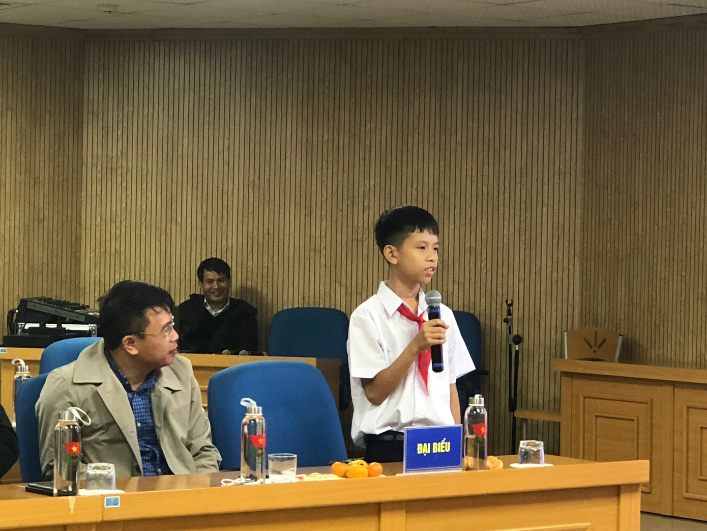 Mỗi đại biểu vẽ lên bức tranh rất đẹp trong vườn hoa yêu nước ảnh 1