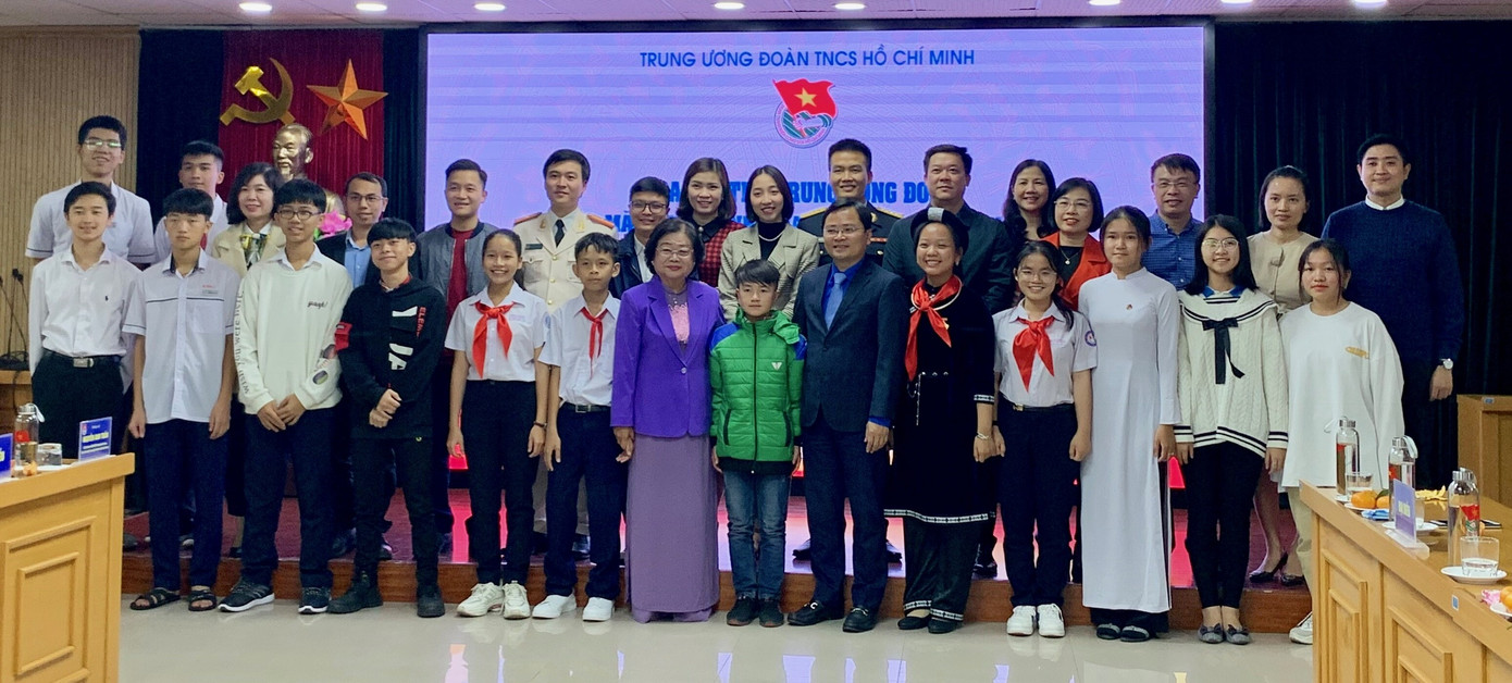 Mỗi đại biểu vẽ lên bức tranh rất đẹp trong vườn hoa yêu nước ảnh 3