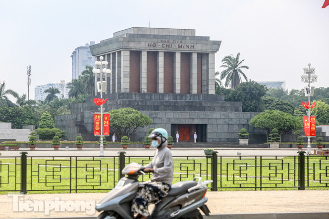 Phố phường Hà Nội rợp cờ hoa chào mừng Quốc khánh 2/9 ảnh 6