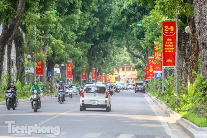 Phố phường Hà Nội rợp cờ hoa chào mừng Quốc khánh 2/9 ảnh 4