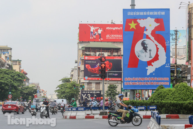 Phố phường Hà Nội rợp cờ hoa chào mừng Quốc khánh 2/9 ảnh 1