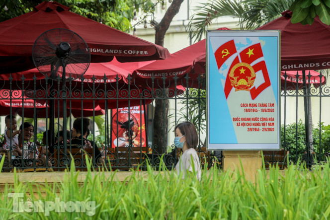 Phố phường Hà Nội rợp cờ hoa chào mừng Quốc khánh 2/9 ảnh 11