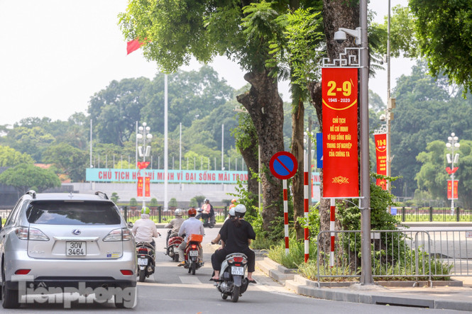 Phố phường Hà Nội rợp cờ hoa chào mừng Quốc khánh 2/9 ảnh 5