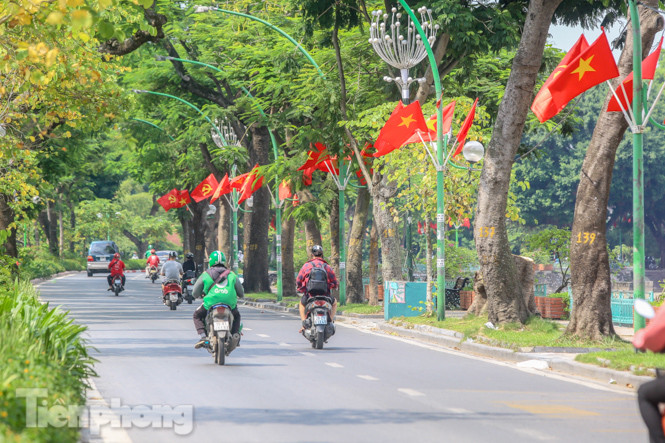 Phố phường Hà Nội rợp cờ hoa chào mừng Quốc khánh 2/9 ảnh 10