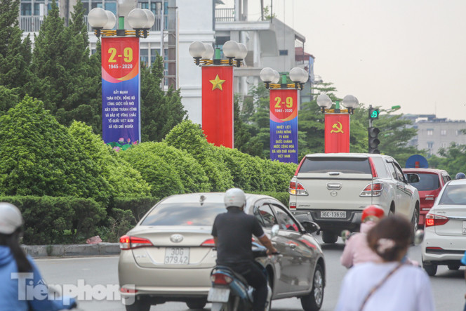 Phố phường Hà Nội rợp cờ hoa chào mừng Quốc khánh 2/9 ảnh 2